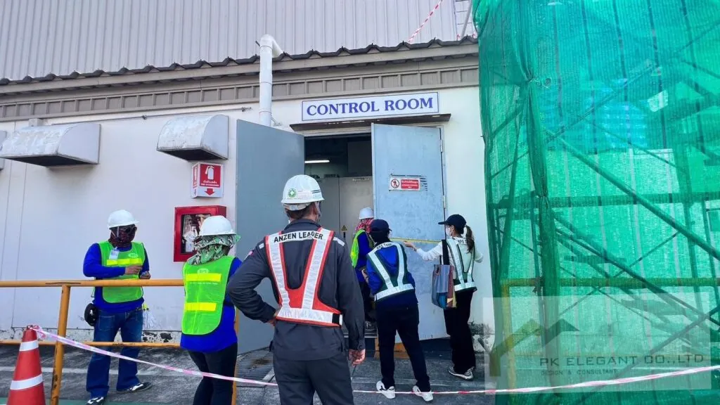 ทีมวิศวกรสวมชุด PPE ลงพื้นที่วัดระยะและรังวัดโครงสร้างบริเวณห้องควบคุมระบบ